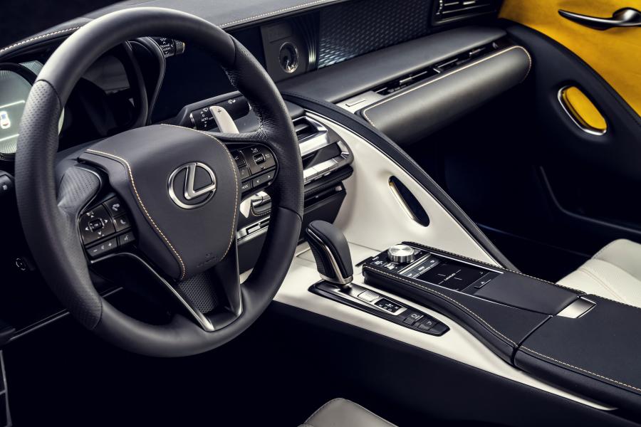 Интерьер Lexus LC500 Inspiration Series (Flare Yellow) 2019 года  (NA) (фото 21 из 40)